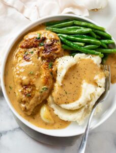 Read more about the article QUICK FIX RECIPES: CHICKEN WITH CREAMY SAUCE AND MASHED POTATOES