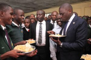 Read more about the article Governor Johnson Sakaja Takes Lunch in Nairobi’s Acquinas High school