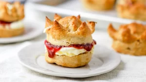 Read more about the article Martha Collison’s Makes Coronation Crown Scones